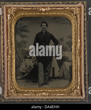Questa fotografia della Biblioteca del Congresso mostra un soldato unionista non identificato che posa di fronte a uno sfondo dipinto, riflettendo lo stile e le circostanze della fotografia dell'epoca della Guerra civile. Foto Stock
