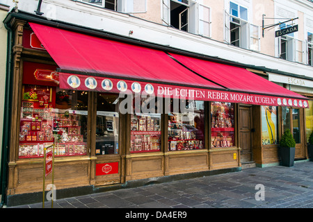 Echten Reber Mozart Kugeln pasticceria in Alter Markt Square, Salisburgo, Austria Foto Stock