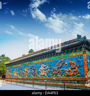 La parete Nine-Dragon (Jiulongbi) al parco Beihai, Pechino, Cina. Il muro è stato costruito nel 1756 CE Foto Stock