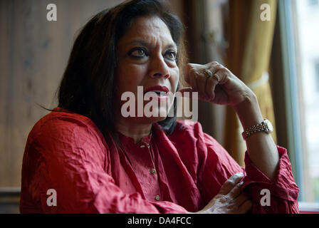 Direttore indiana Mira Nair dà un'intervista a Monaco di Baviera, Germania, 03 luglio 2013. Nair ha ricevuto il Cinema Tedesco premio per la pace per il film di adattamento " Il riluttante' fondamentalisti che ella è anche presentando al Monaco Film Festival. Foto: INGA KJER Foto Stock