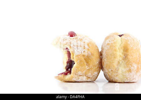 Mirtillo ciambelle e mordere sullo sfondo bianco. Foto Stock