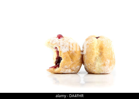 Mirtillo ciambelle e mordere sullo sfondo bianco. Foto Stock