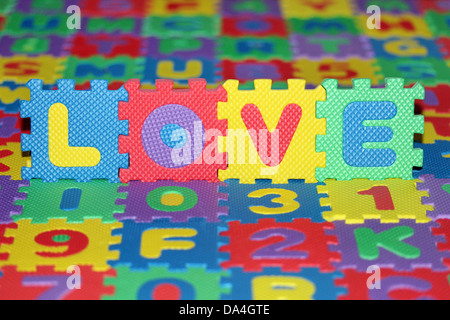 Questo è uno sfondo colorato da lettera-puzzle, con la parola amore nel mezzo. Foto Stock