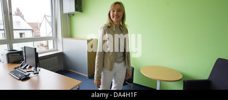 Il Ministro della Giustizia del Land Baviera Beate Merk parla del primo bavarese terapia psicologica centro ambulatoriale per autori di reati violenti nel corso di una conferenza stampa presso la corte regionale di Monaco di Baviera, Germania, 03 luglio 2013. Foto: INGA KJER Foto Stock