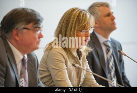 Presidente nella missione interna e il co-direttore dell'evangelico organizzazione di aiuti Guenther Bauer (L-R), il ministro della Giustizia del Land Baviera Beate Merk e direttore del centro ambulatoriale Markus Feil parlare del primo bavarese terapia psicologica centro ambulatoriale per autori di reati violenti nel corso di una conferenza stampa presso la corte regionale di Monaco di Baviera, Germania, 03 luglio 2013. Foto: INGA KJER Foto Stock