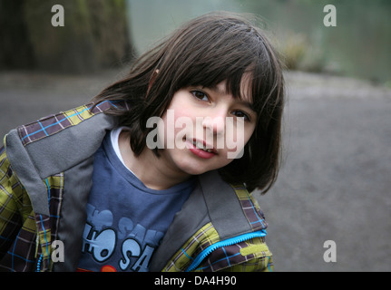 Ritratto di sorridente brunette ragazzo con capelli lunghi Foto Stock