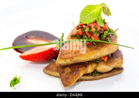 Il foie gras guarnito con fragole Foto Stock