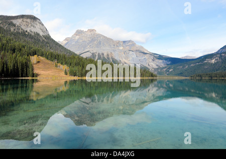 Vista del Lago Smeraldo nel Parco Nazionale di Yoho della Columbia britannica in Canada Foto Stock