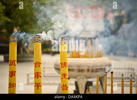 Bruciare incenso a un tempio sull'Isola di Lantau, RAS di Hong Kong, Cina. Foto Stock