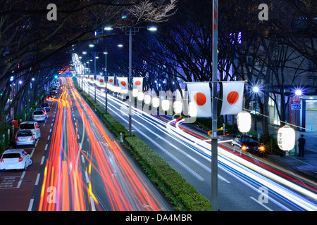 Strada costeggiata con bandiere giapponese vicino al quartiere Harajuku. Foto Stock