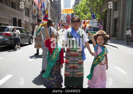 Rifugiati tibetani e & completi Americani tibetano Marzo Internazionale in Giornata degli Immigrati Parade di New York City. Foto Stock