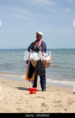 Commerciante tunisino la vendita di tabacco e scialli sulla spiaggia Foto Stock