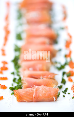 Salmone affumicato rotoli con crema di formaggio da vicino Foto Stock