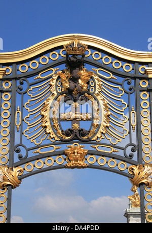 Emblema del cancello laterale del Buckingham Palace a Londra, Regno Unito Foto Stock
