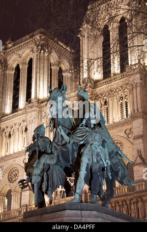 I punti di riferimento della Francia. Questa statua in bronzo di Carlo Magno (noto anche come Carlo il Grande) è situato di fronte alla cattedrale di Notre Dame a Parigi. Foto Stock