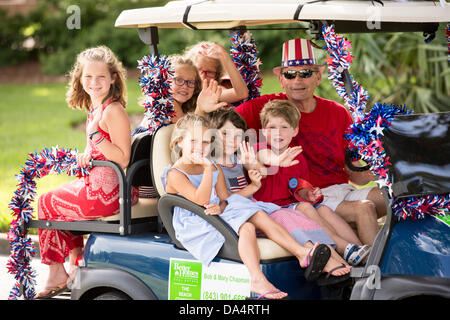 I residenti di Daniel isola celebrano il giorno di indipendenza il più presto possibile con una bicicletta e golf cart parade Luglio 3, 2013 in Charleston, Sc. Foto Stock