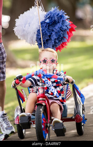 I residenti di Daniel isola celebrano il giorno di indipendenza il più presto possibile con una bicicletta e golf cart parade Luglio 3, 2013 in Charleston, Sc. Foto Stock