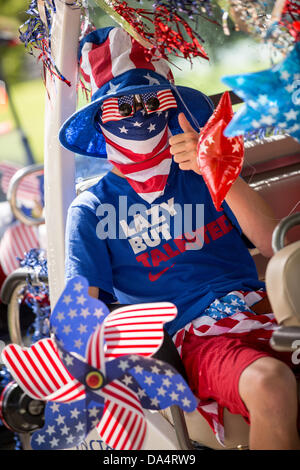 I residenti di Daniel isola celebrano il giorno di indipendenza il più presto possibile con una bicicletta e golf cart parade Luglio 3, 2013 in Charleston, Sc. Foto Stock