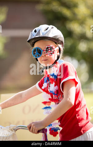 I residenti di Daniel isola celebrano il giorno di indipendenza il più presto possibile con una bicicletta e golf cart parade Luglio 3, 2013 in Charleston, Sc. Foto Stock