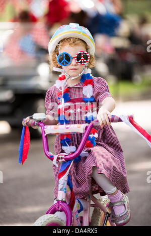 I residenti di Daniel isola celebrano il giorno di indipendenza il più presto possibile con una bicicletta e golf cart parade Luglio 3, 2013 in Charleston, Sc. Foto Stock