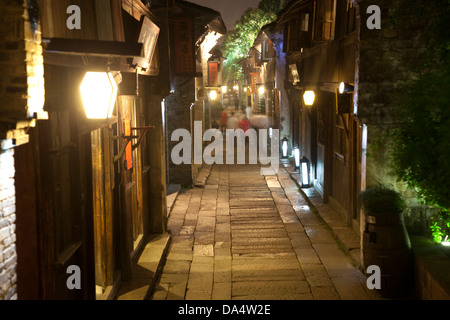 Cina, Wuzhen, Xizha Scenic Area, pavimentazione di pietra sulla barriera di West Street Foto Stock