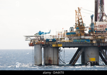 Elicottero è atterrato nella Falcon 100 olio impianto di perforazione che lavora per la Petrobras oil company offshore di Rio de Janeiro, Campos, Brasile. Foto Stock