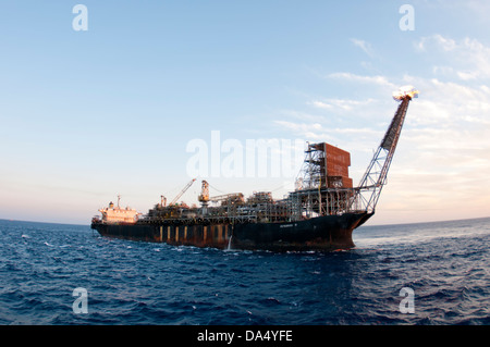 P 31 FPSO oil rig in zona offshore che lavora per la Petrobras oil company. Foto Stock