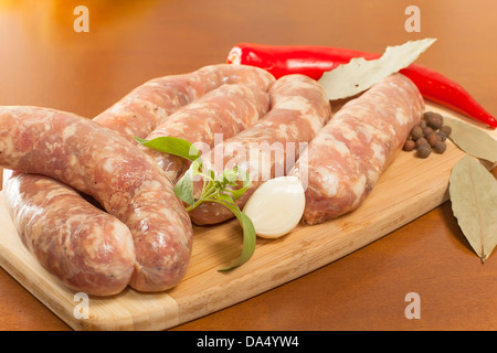 Salame crudo in una shell su un tagliere closeup Foto Stock