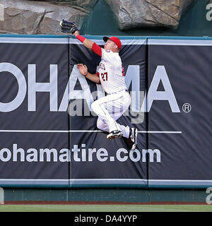 Anaheim, California, USA. 3 Luglio, 2013. Los Angeles Angels center fielder MIKE TROTE (27) ottiene un guanto su un fly palla ma perde oltre il recinto consentendo un home run da San Louis Cardinals center fielder Jon Jay (19) nel secondo inning durante il Major League Baseball gioco tra il St. Louis Cardinals e il Los Angeles Angeli a Angel Stadium. Credito: csm/Alamy Live News Foto Stock