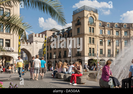 Stachus Karlsplatz con Karlstor a Monaco di Baviera, Germania Foto Stock