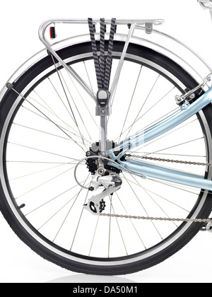 Ruota posteriore di bicicletta con una cremagliera, set di ingranaggi e un deragliatore isolati su sfondo bianco Foto Stock