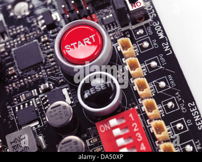 Avviare e pulsanti di reset sulla scheda madre del computer closeup Foto Stock
