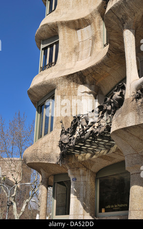 Close up e balconi in ferro battuto alle Casa Mila o La Pedrera edificio di appartamenti a Barcellona, in Catalogna, Spagna Foto Stock