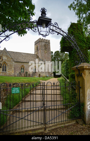 Cancelli di ingresso di St Mary Magdalene Church nel Gloucestershire villaggio di Adlestrop vicino a Stow on the Wold Foto Stock