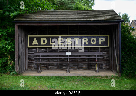 Ex stazione ferroviaria ora banco utilizzato come un bus shelter nel Gloucestershire villaggio di Adlestrop Foto Stock