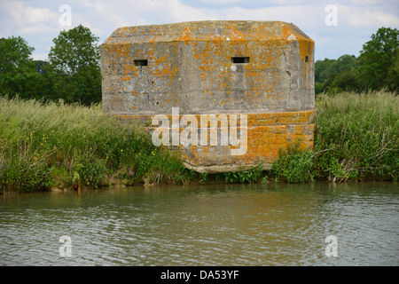 Vecchio WW2 scatola di pillole sulla sponda nord del fiume Tamigi vicino al Gloucestershire cittadina di Lechlade Foto Stock