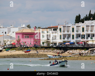 La città di Cabanas de Tavira con piccola barca di prendere i turisti alla spiaggia sulla barriera isola. Regione di Algarve, PORTOGALLO Foto Stock