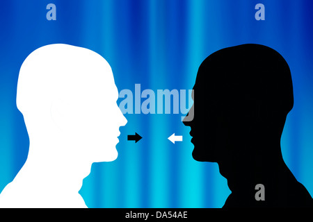 Due opposte teste maschio silhouette affacciati - concetto di comunicazione Foto Stock
