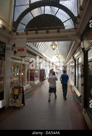 Il corridoio coperto shopping arcade inaugurato nel 1825, bagno, Somerset, Inghilterra Foto Stock