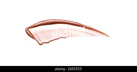 Brown lip gloss sweep ritagliato su uno sfondo bianco Foto Stock