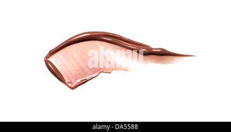 Brown lip gloss sweep ritagliato su uno sfondo bianco Foto Stock