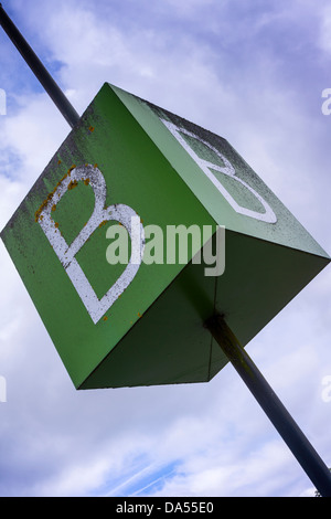 La lettera b su un cubo verde segno parcheggio. Foto Stock