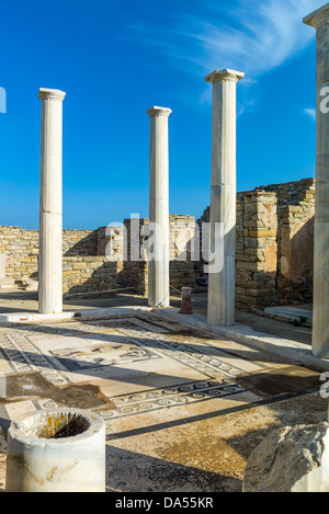 Europa Grecia, Delos, sito archeologico, le colonne del Dioniso House Foto Stock