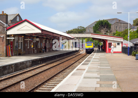 Redruth stazione ferroviaria, Cornwall Inghilterra. Primo grande Western di un treno ad alta velocità da Londra a Penzance in arrivo. Foto Stock