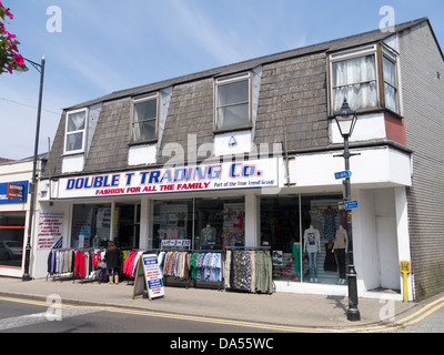 Doppio T Trading Co. negozio di abbigliamento in Camborne, Cornwall Inghilterra. Foto Stock