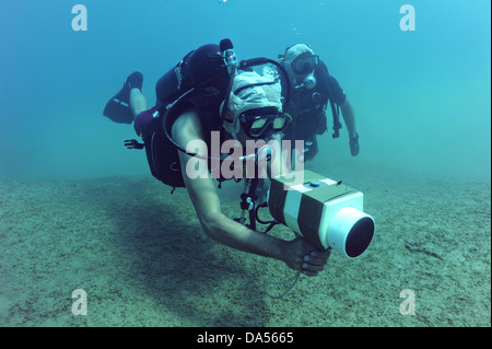 US Navy l'eliminazione degli ordigni esplosivi subacquei conduce la formazione su un/PQS 2A mano scanner sonar 8 luglio 2010 nel Mare Rosso. Foto Stock