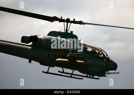 US Marine Corps UH-1W Super elicottero Cobra con Marine Attacco leggero elicottero Squadron fly Giugno 13, 2013 in Oahu, Hawaii. Foto Stock