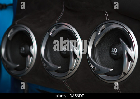 Auto dopo la sintonia con un grande impianto stereo Foto stock - Alamy