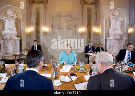 Berlino, Germania. 4 luglio 2013. Il cancelliere tedesco Angela Merkel incontra i rappresentanti delle industrie e del lavoro organizzazioni sindacali presso il governo tedesco guesthouse Meseberg Palace a Meseberg circa 60 km (37 miglia) a nord di Berlino, 4 luglio 2013. Nella foto in primo piano sono presidente della Federazione dell'industria tedesca (BDI) Ulrich Grillo (L) e Michael Sommer, capo della Germania del lavoro di associazione Unione DGB. Foto: Thomas Pietro/dpa (c) dpa - Bildfunk Credito: dpa picture alliance/Alamy Live News Foto Stock