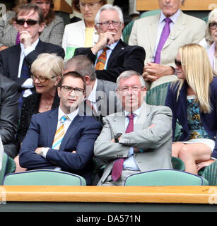 Il torneo di Wimbledon, Londra, Regno Unito. 03 Luglio, 2013. Giorno Nove del Wimbledon Tennis Championships 2013 tenutosi presso il All England Lawn Tennis e Croquet Club di Londra, Inghilterra, Regno Unito. Da sinistra a destra Mark Ferguson, il sir Alex Ferguson ex Manager del Manchester United orologi della partita nel Royal Box durante i quarti di finale del Mens singles Credit: Azione Plus immagini di sport/Alamy Live News Foto Stock